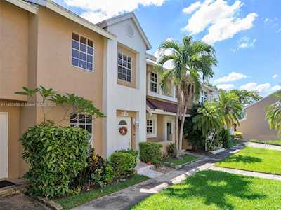 7212 Woodmont Ave Tamarac, FL 33321