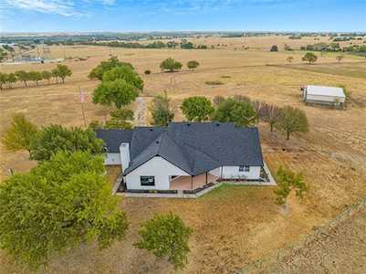 685 County Road 386 Valley View, TX 76272