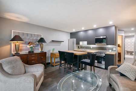 912 19 Ave SW #201 Calgary, AB T2T 0H7
