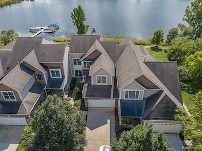 24931 Reeds Pointe Dr Novi, MI 48374