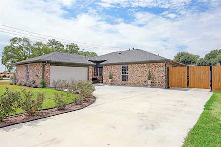 2102 E Linwood Oaks Pearland, TX 77581