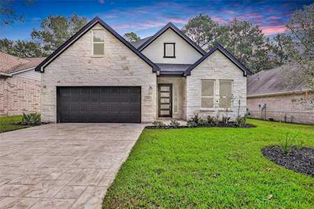 325 Creekwood W Montgomery, TX 77356