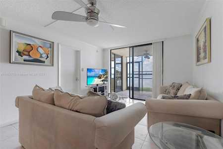 109 Lake Emerald Dr #103 Oakland Park, FL 33309