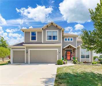 729 S Franklin St Raymore, MO 64083