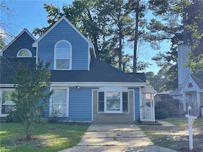 908 Woodcreek Dr Newport News, VA 23608