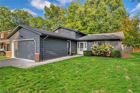 581 Red Oak Ln Bay Village, OH 44140