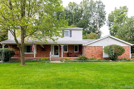 348 Willow Tree Ln Rochester Hills, MI 48306