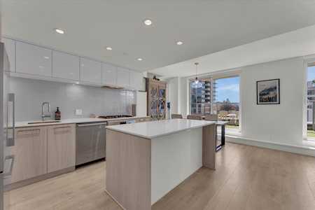 680 Seylynn Crescent #405 North Vancouver, BC V7J 2L6