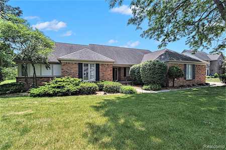 417 Oakbridge Dr Rochester, MI 48306