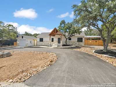 1235 Eastview Dr Canyon Lake, TX 78133