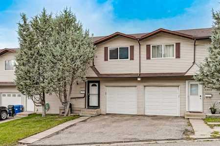 2906 SW 18 St Calgary, AB T2T 5Y4