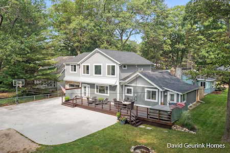 402 Pine St Holland, MI 49424