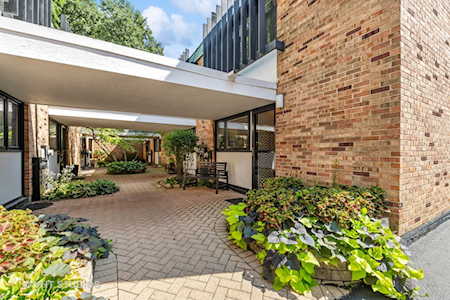588 W Hawthorne Place #4 Chicago, IL 60657