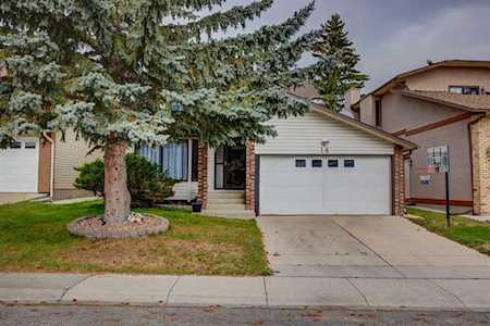 16 Edgeland Crescent NW Calgary, AB T3A 4C3