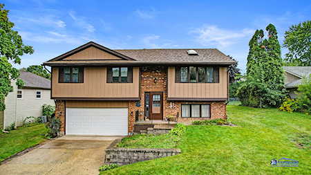 873 Pleasant St Woodstock, IL 60098