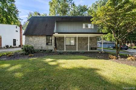 33961 Richland St Livonia, MI 48150