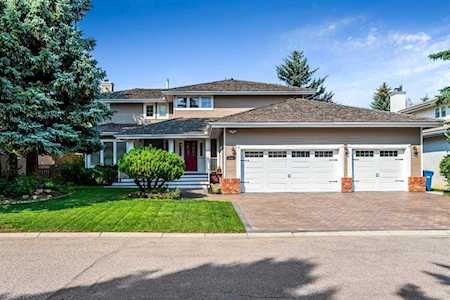 210 Canova Close SW Calgary, AB T2W 6A6