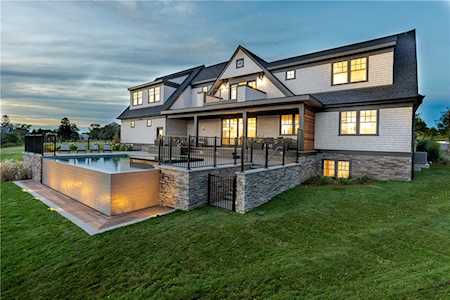 17 Sachuest Dr Middletown, RI 02842