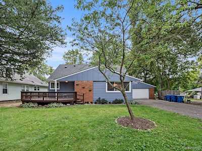 6053 Van Syckle Ave Waterford Twp, MI 48329