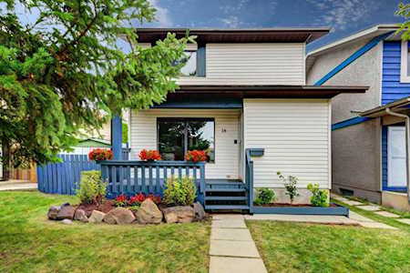 16 Shawglen Rd SW Calgary, AB T2Y1Y5