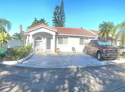 17412 NW 76th Ct Hialeah, FL 33015
