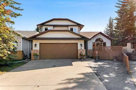 135 Wood Valley Bay SW Calgary, AB T2W 5Y1