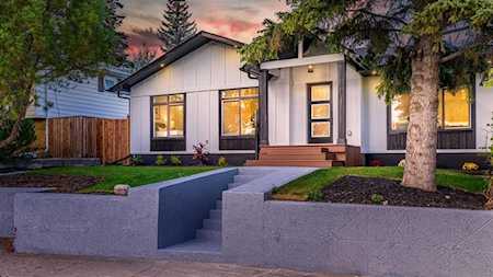 26 Collingwood Place NW Calgary, AB T2L0P9