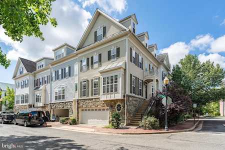 5017 Grimm Dr Alexandria, VA 22304