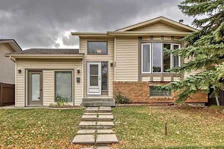 35 Applewood Dr SE Calgary, AB T2A 7L2