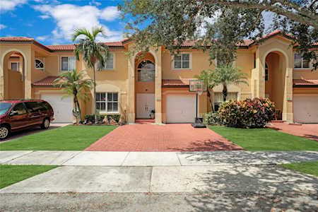 241 W Forest Oak Cir Davie, FL 33325