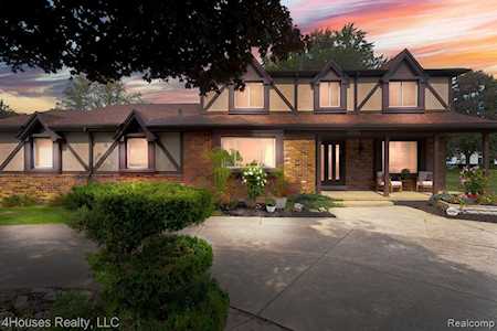30784 Woodstream Ct Farmington Hills, MI 48334