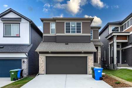 157 NW Edith Villas Calgary, AB T3R 1Y8