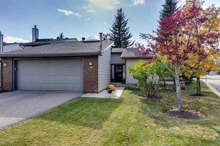 185 Woodridge Dr SW #19 Calgary, AB T2W 3X7