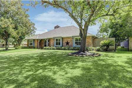 714 Quaker Dr Friendswood, TX 77546