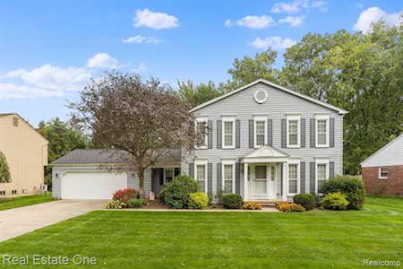 900 Aspen Dr Rochester, MI 48307