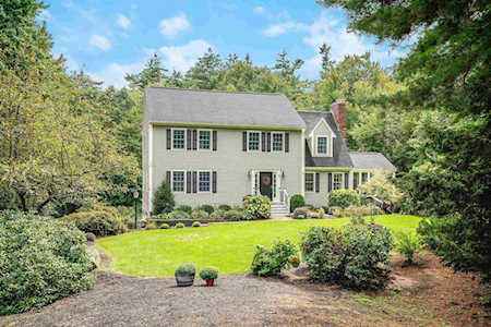 10 Wellesley Dr Bedford, NH 03110