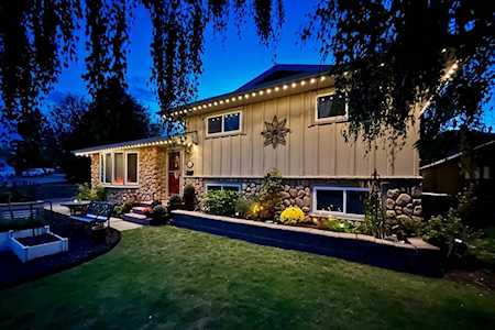 7523 Fleetwood Dr SE Calgary, AB T2H 0X2