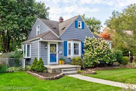 907 Orchard Grove Dr Royal Oak, MI 48067