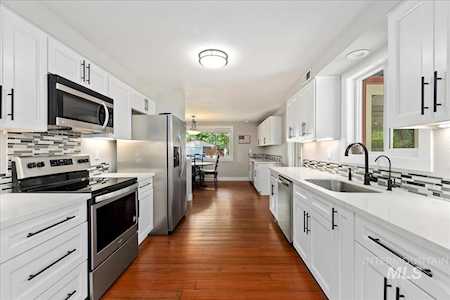 8415 W Crestwood Dr Boise, ID 83704