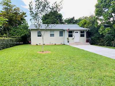 100 Truxton Dr Miami Springs, FL 33166