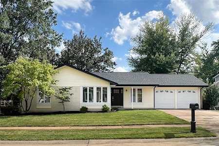 15416 Strollways Dr Chesterfield, MO 63017