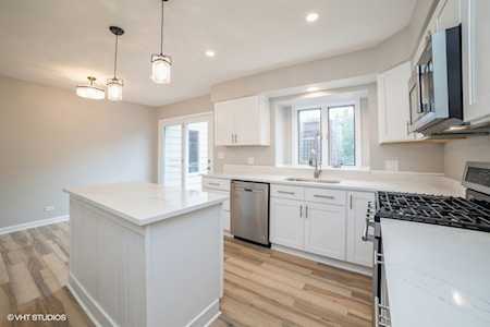 380 Greenfeather Ln Elgin, IL 60123