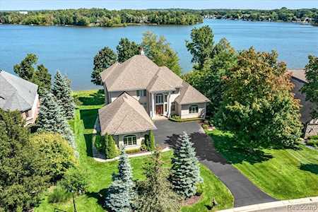 5961 Hartford Way Brighton, MI 48116