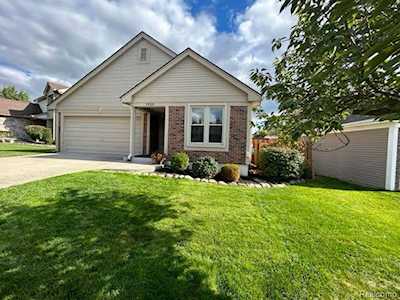 1520 Colony Dr Rochester Hills, MI 48307