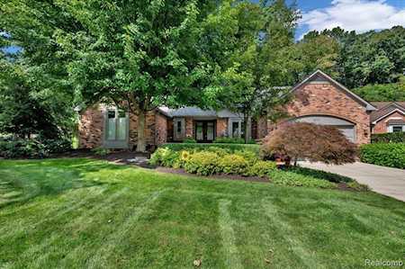 871 Woodridge Ct Rochester Hills, MI 48307