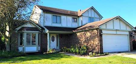 20782 Marlinga Dr Clinton Township, MI 48038