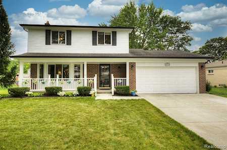 18258 Birch Dr Macomb, MI 48044