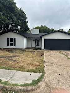 806 Wendy Grand Prairie, TX 75052