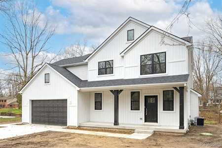 10272 Elizabeth Lake Rd White Lake Twp, MI 48386