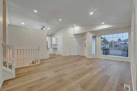 167 Douglas Ridge Mews SE Calgary, AB T2Z 2M2